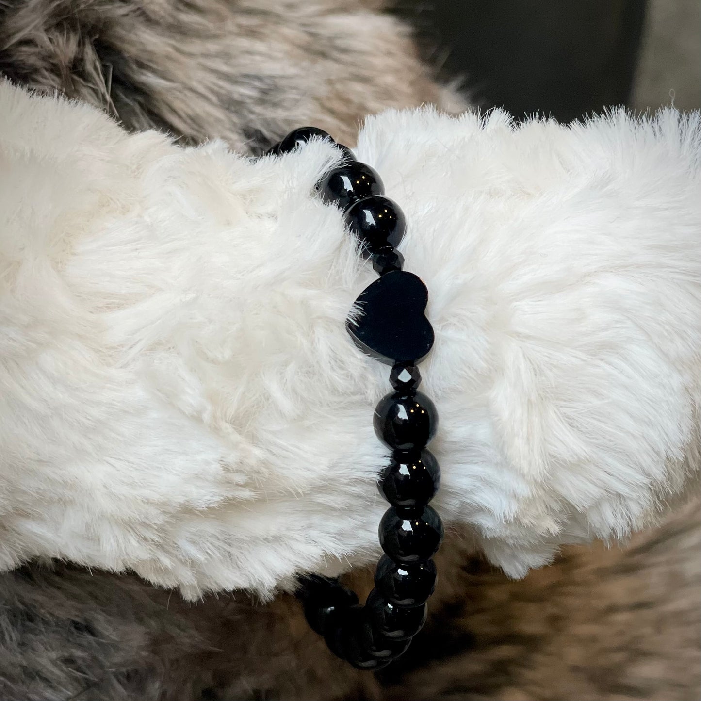 Armband Onyx "Gelassen S(t)ein" mit glänzenden 6 oder 4 mm Perlen und schwarzem Edelstahlherz