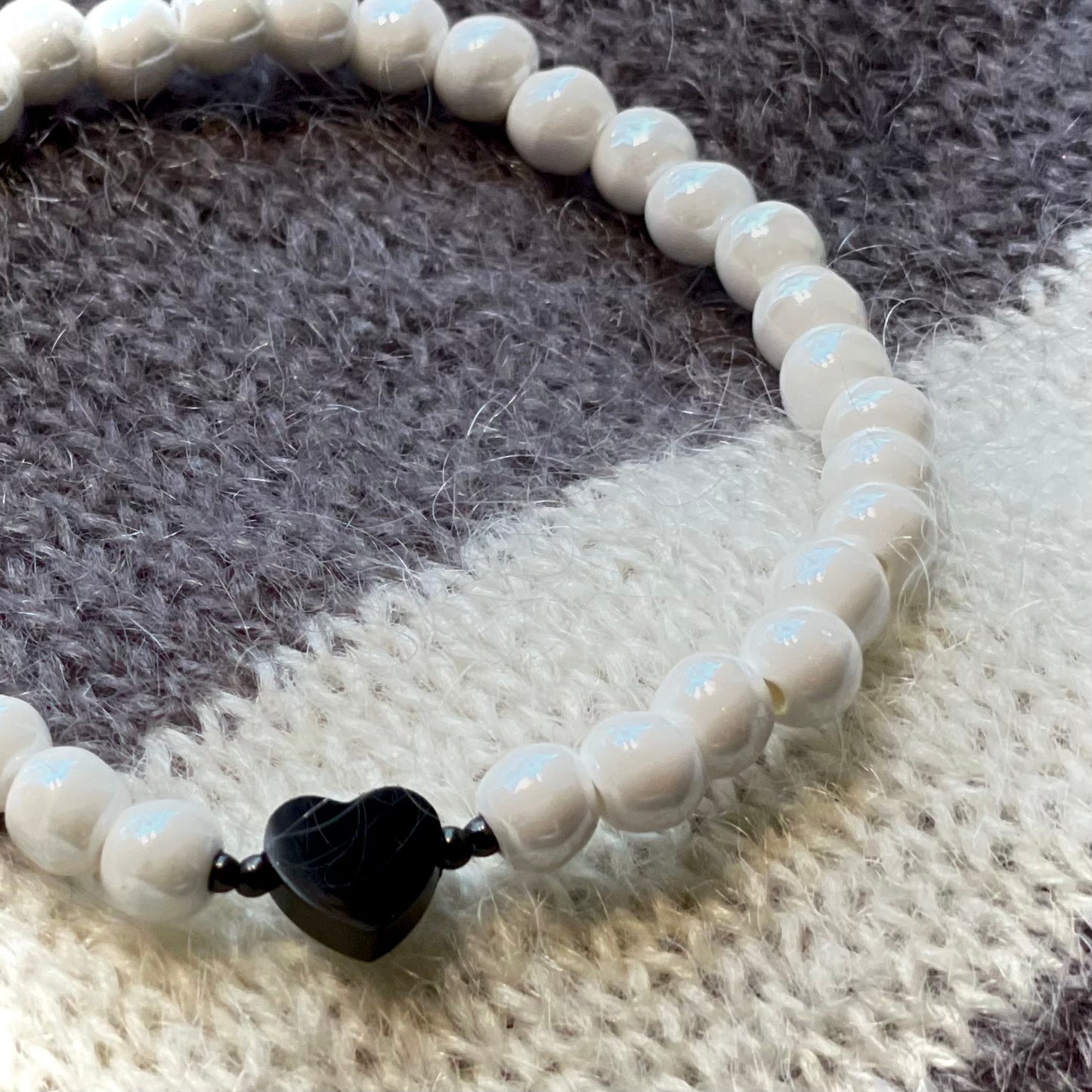 Armband Keramik weiß mit 6 mm Perlen und schwarzem Herz aus Edelstahl