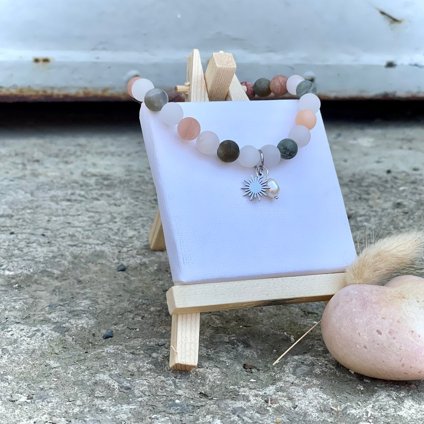 Armband Mondstein „Ausgeglichen S(t)ein“ mit 8 mm Perlen, Anhänger & Süßwasserperle