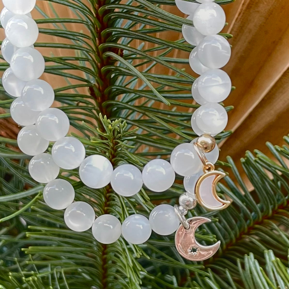 Armband Mondstein "Ausgeglichen S(t)ein" mit 6 mm Perlen und Sterling Silber-Anhänger