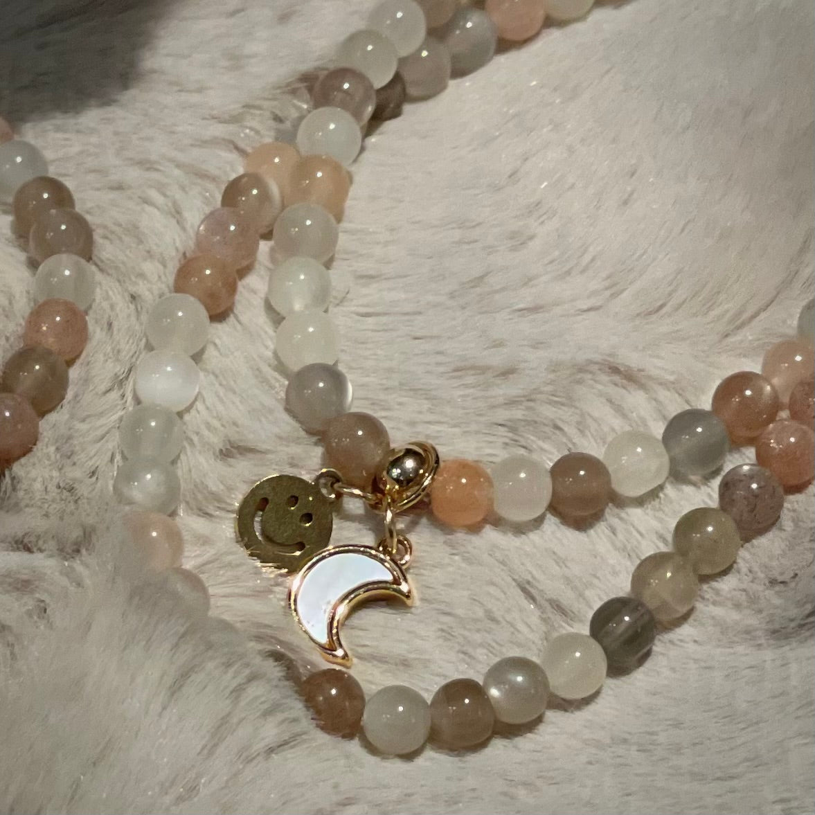 Armband Mondstein "Ausgeglichen S(t)ein" doppelt mit 4 mm Perlen und zwei Anhängern