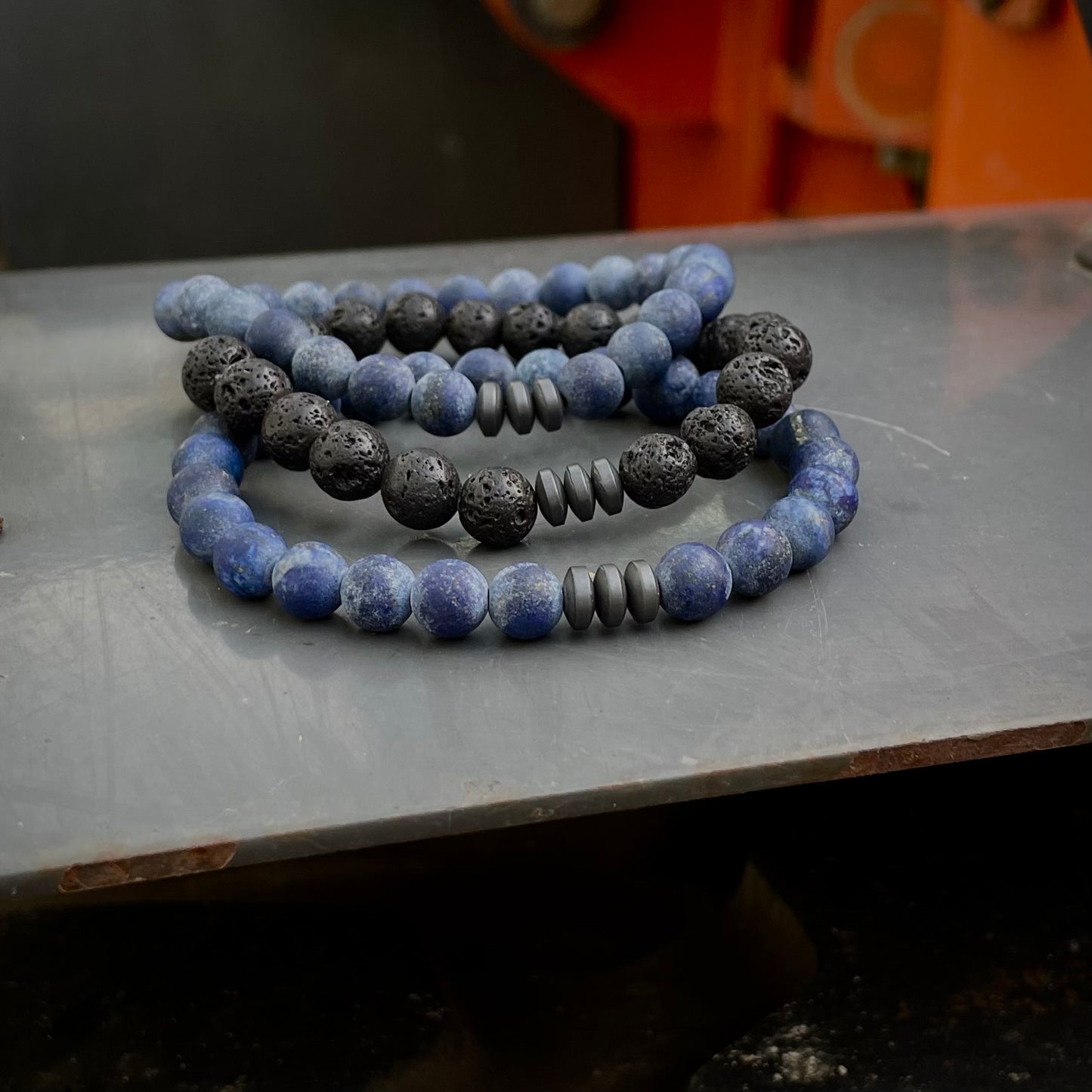 Armband Lava „Voller Energie S(t)ein“ mit 8 mm Perlen und Hämatit Highlight