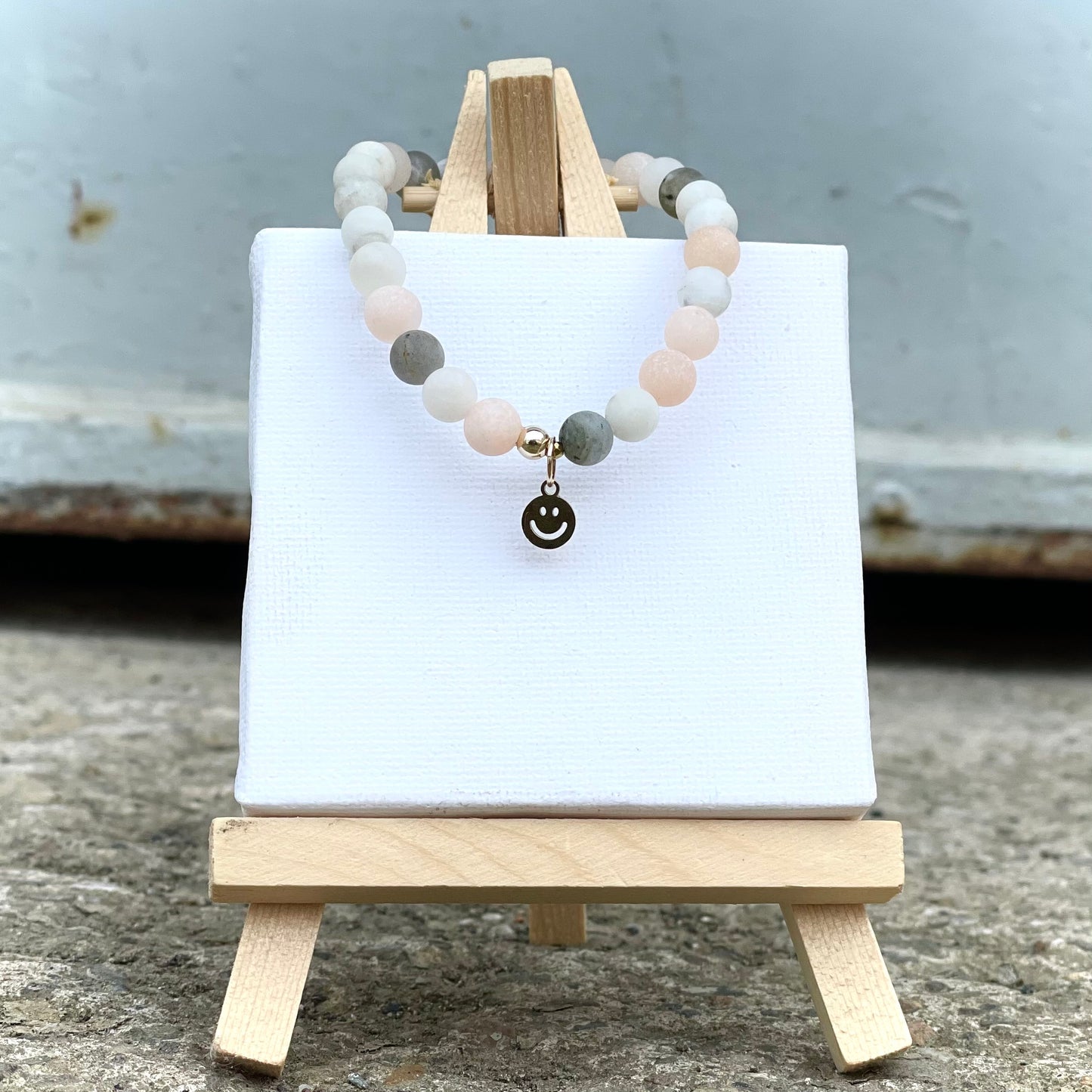 Armband Mondstein „Ausgeglichen S(t)ein“ mit 6 mm Perlen & Lotus- oder Smile-Anhänger (Gold)