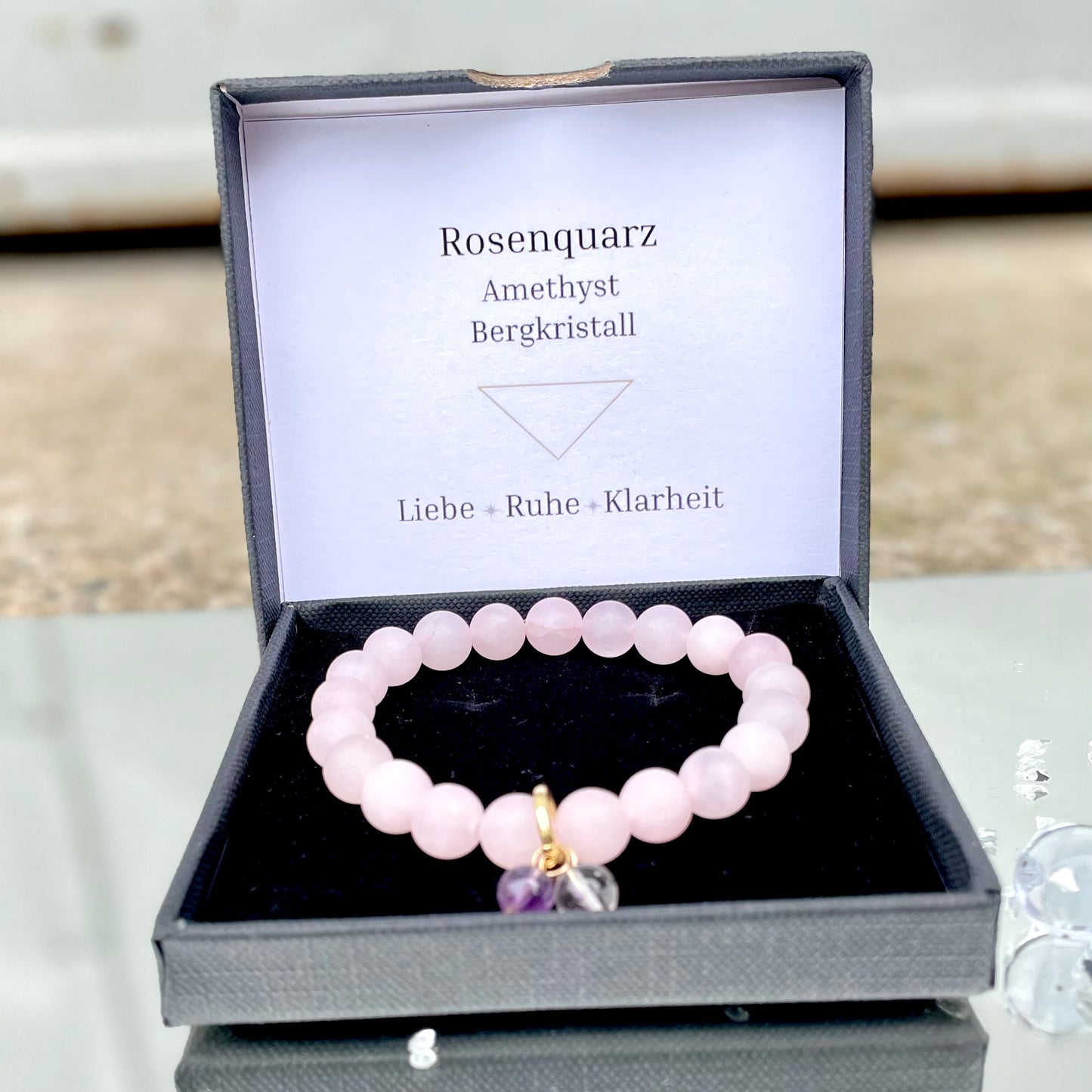 Armband Rosenquarz „Verbunden S(t)ein“ mit 8 mm Perlen und Anhänger aus Amethyst & Bergkristall