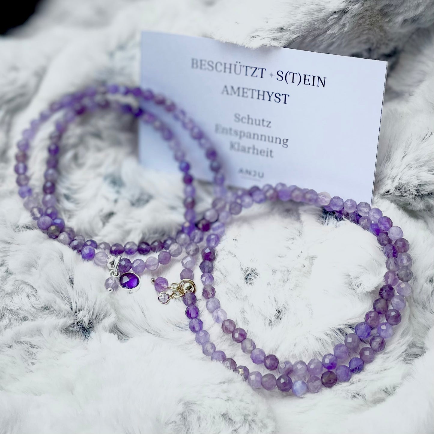 Armband Amethyst "Beschützt S(t)ein" doppelt mit 4 mm facettierten Perlen und zwei Sterling-Silber Anhängern