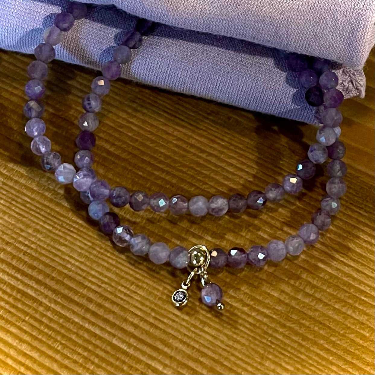 Armband Amethyst "Beschützt S(t)ein" doppelt mit 4 mm facettierten Perlen und zwei goldfilled Anhängern