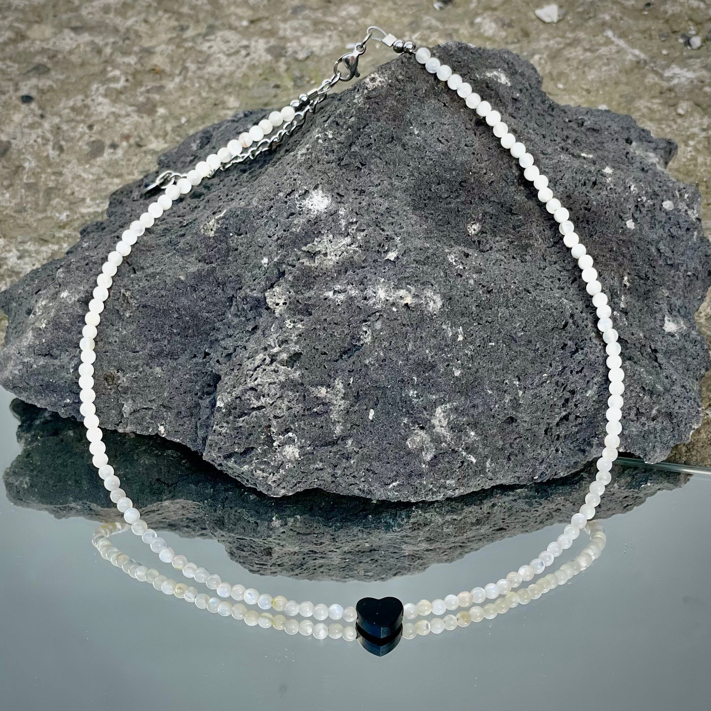Kette Muschelkern mit 3 mm Perlen und schwarzem Herz aus Edelstahl