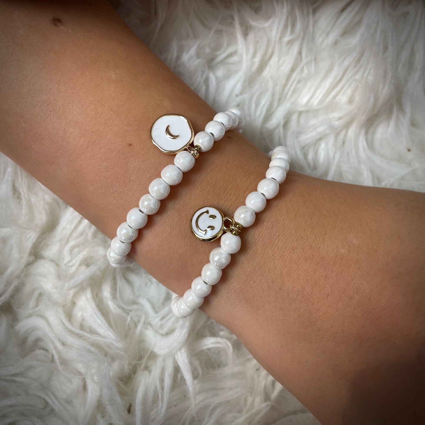 -Armband Keramik weiß mit 6 mm Perlen und Anhänger Mond oder Smile.