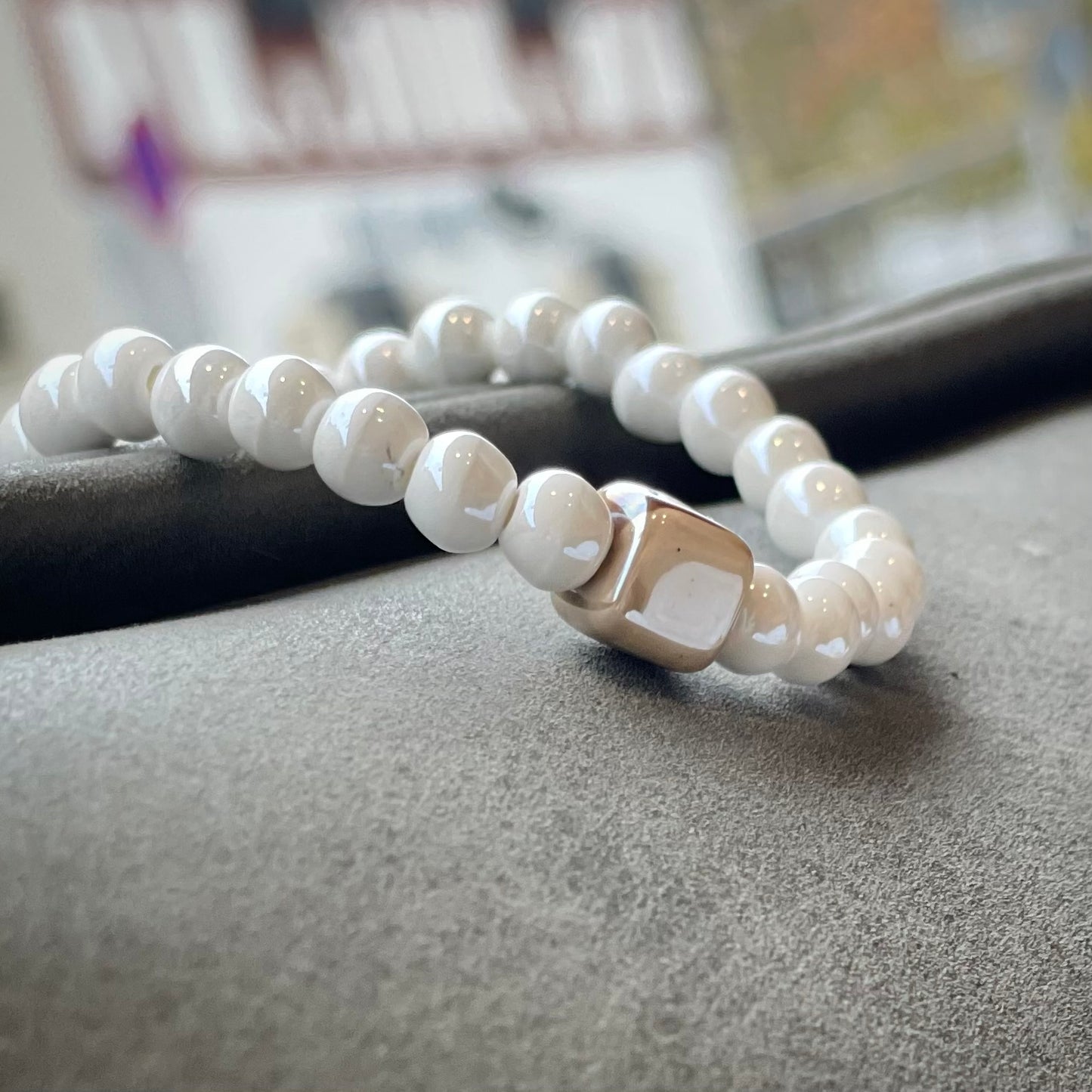 Armband Keramik weiß mit 6 mm Perlen und Zwischenteil aus griechischer Keramik