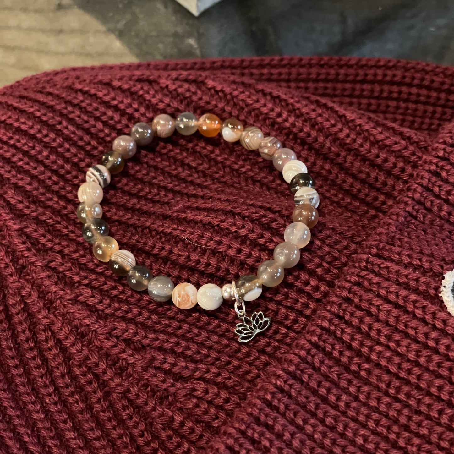 Armband Botswana Achat "Beruhigt S(t)ein" mit 6 mm Perlen und Anhänger aus echt 18k vergoldetem Edelstahl