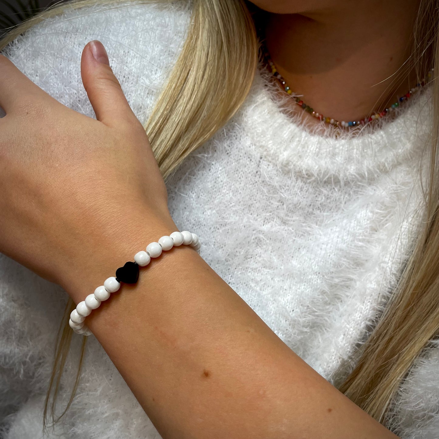 -Armband Keramik weiß mit 6 mm Perlen und schwarzem Herz aus Edelstahl