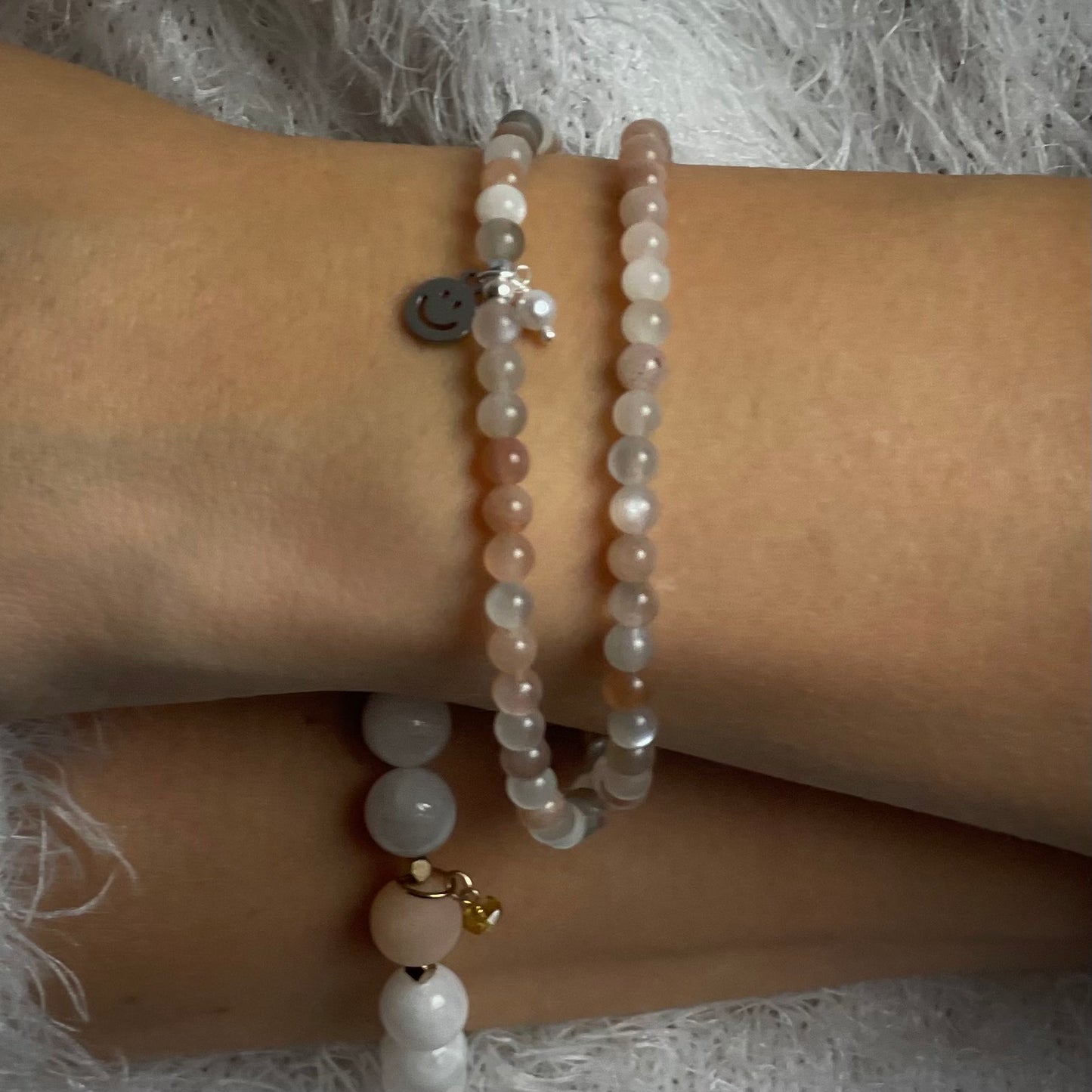 -Armband Mondstein "Ausgeglichen S(t)ein" doppelt mit 4 mm Perlen und zwei Anhängern