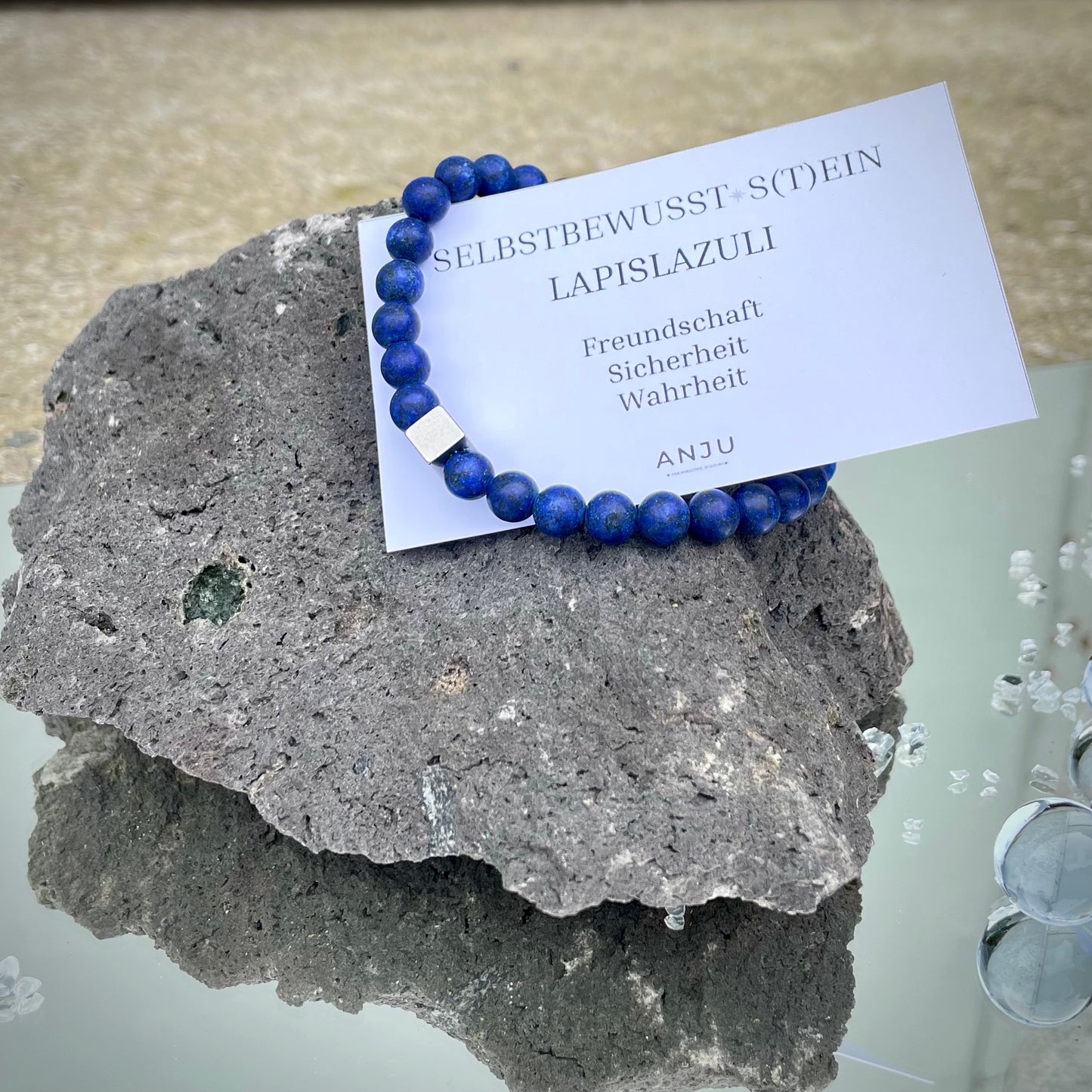 Armband Lapislazuli „Selbstbewusst S(t)ein“ mit 6 mm Perlen und Edelstahl Würfel