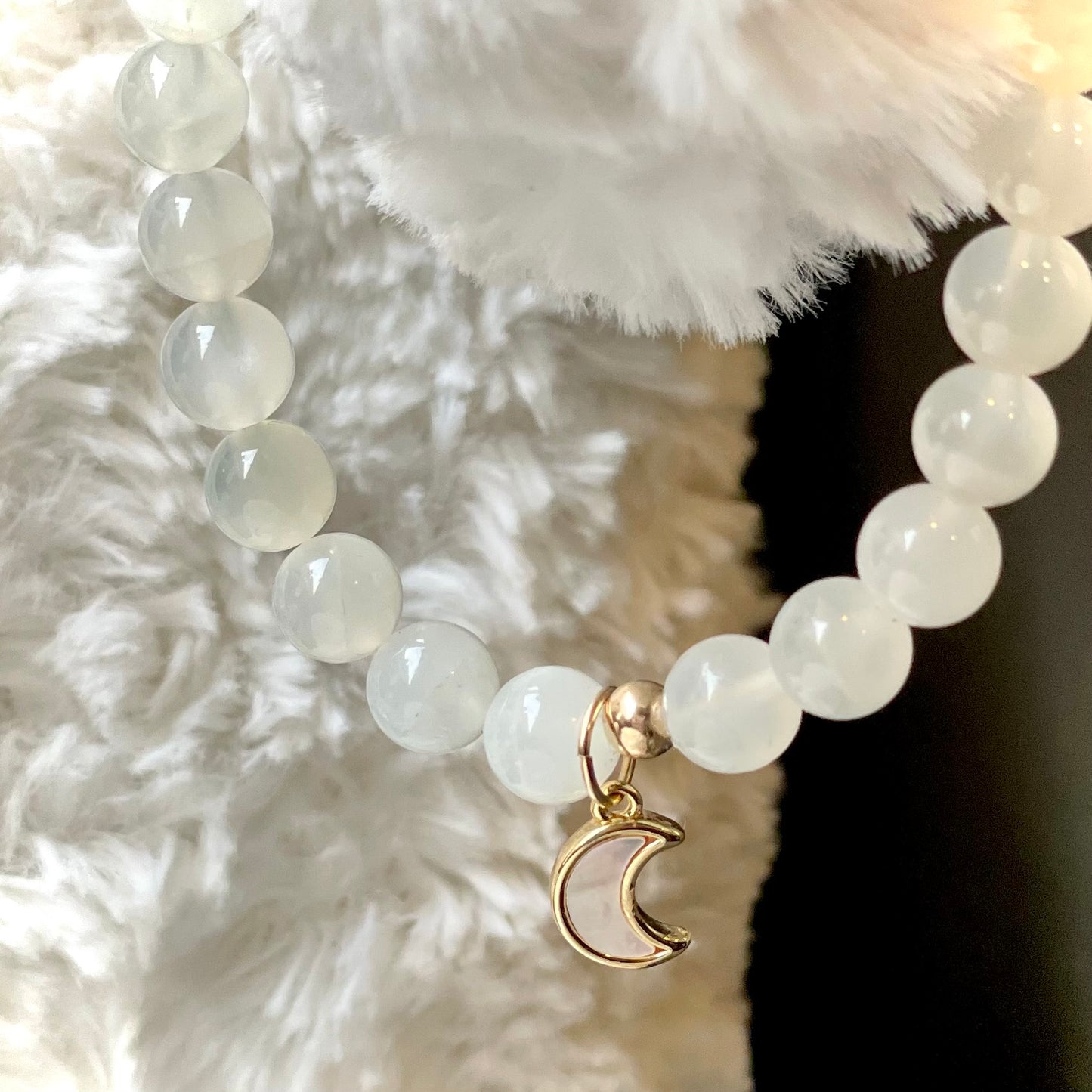 Armband Mondstein "Ausgeglichen S(t)ein" mit 6 mm Perlen und goldenem Mondanhänger