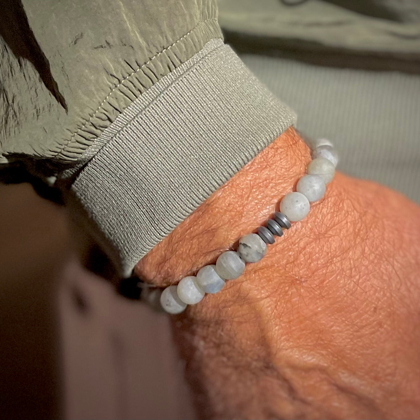 Armband Labradorit „Kreativ S(t)ein“ mit 8 mm Perlen und Hämatit Highlight