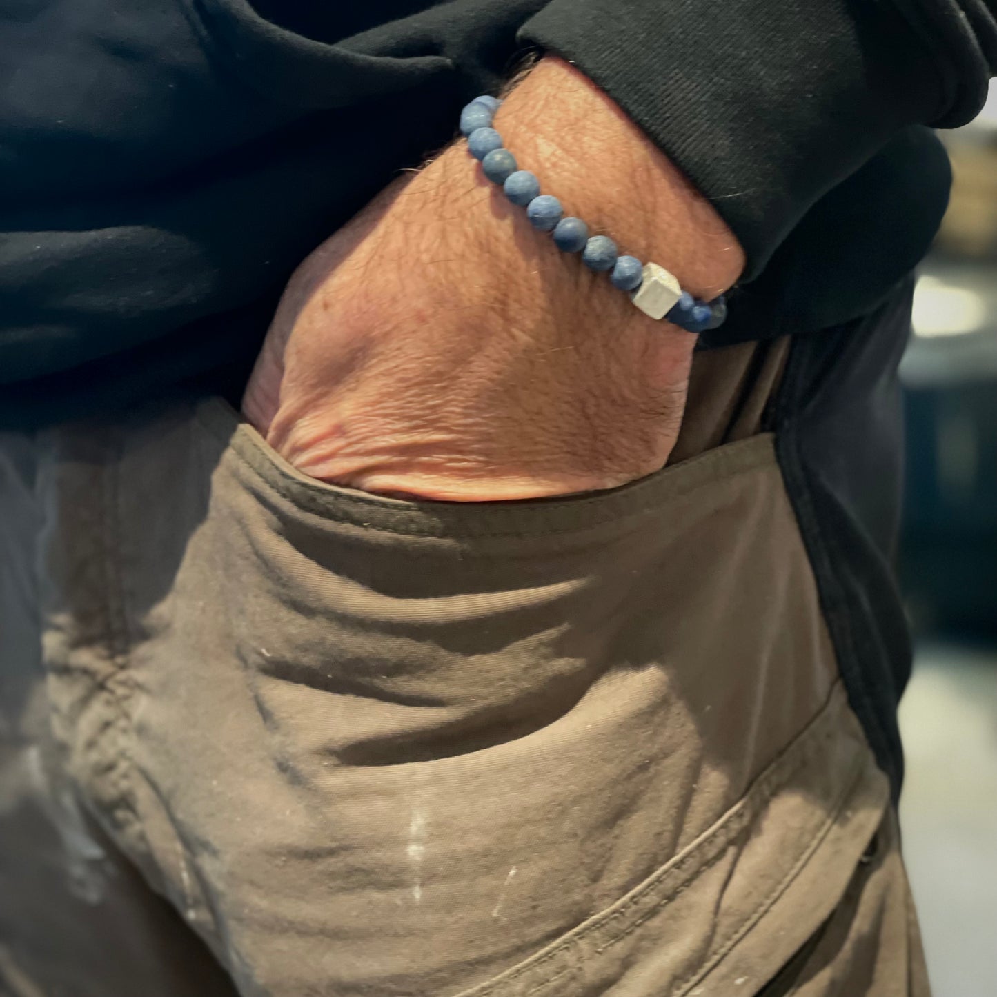 Armband Lapislazuli „Selbstbewusst S(t)ein“ mit Sterling Silber Würfel, 8 mm Perlen