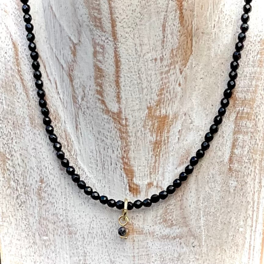 Kette Onyx mit 4 mm facettierten Perlen und goldenen Anhängern