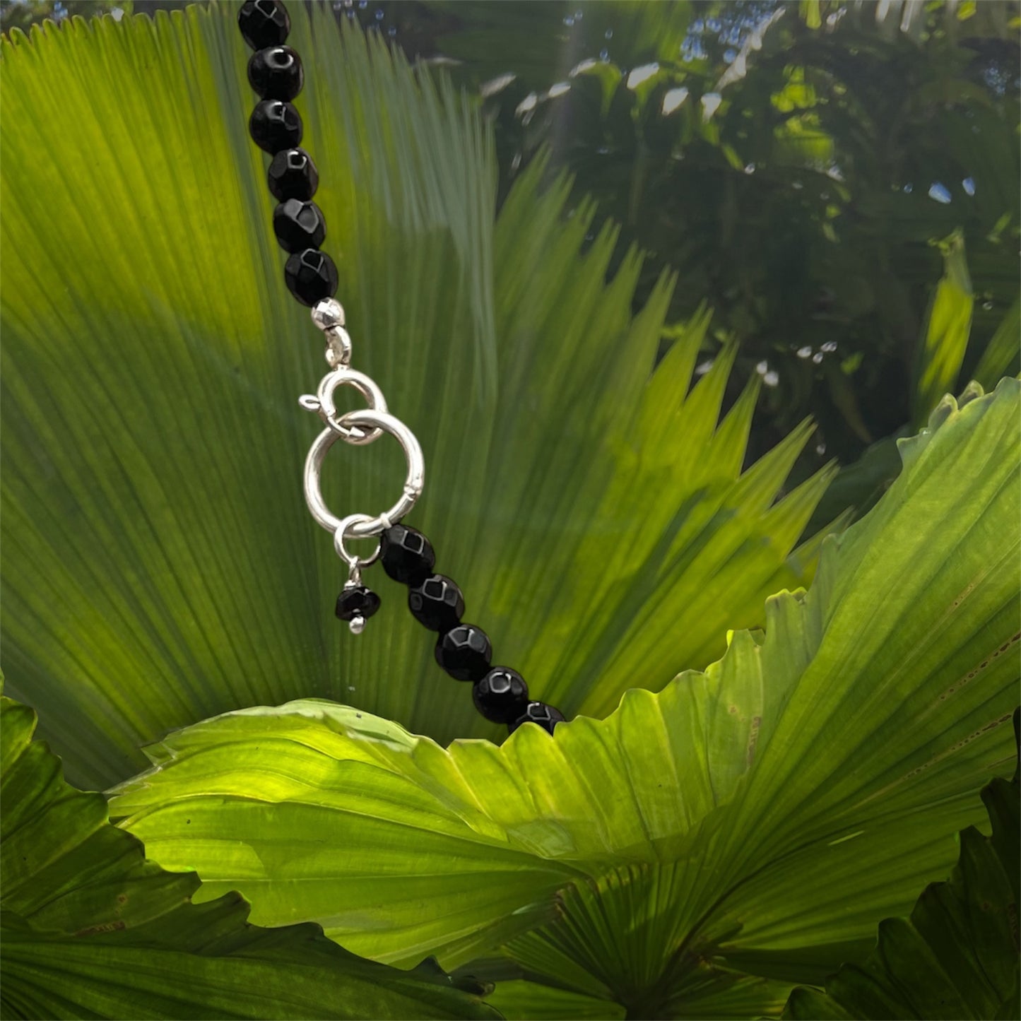 Kette Onyx mit 4 mm facettierten Perlen und Highlight aus Sterling-Silber