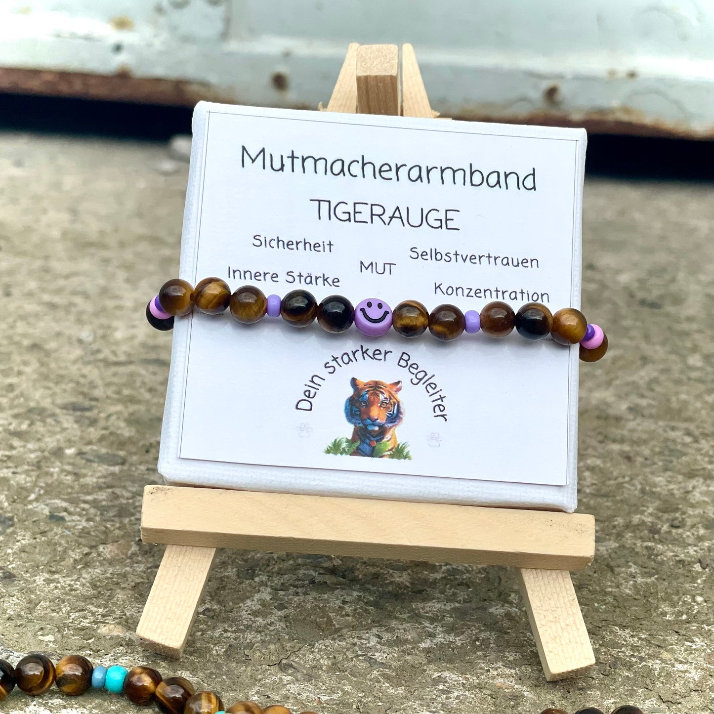 Armband Tigerauge „Mutmacher“ Eltern-Edition mit 6 mm Perlen und fröhlichem Gesicht