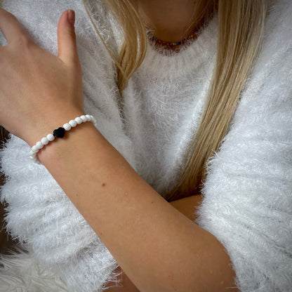 -Armband Keramik weiß mit 6 mm Perlen und schwarzem Herz aus Edelstahl