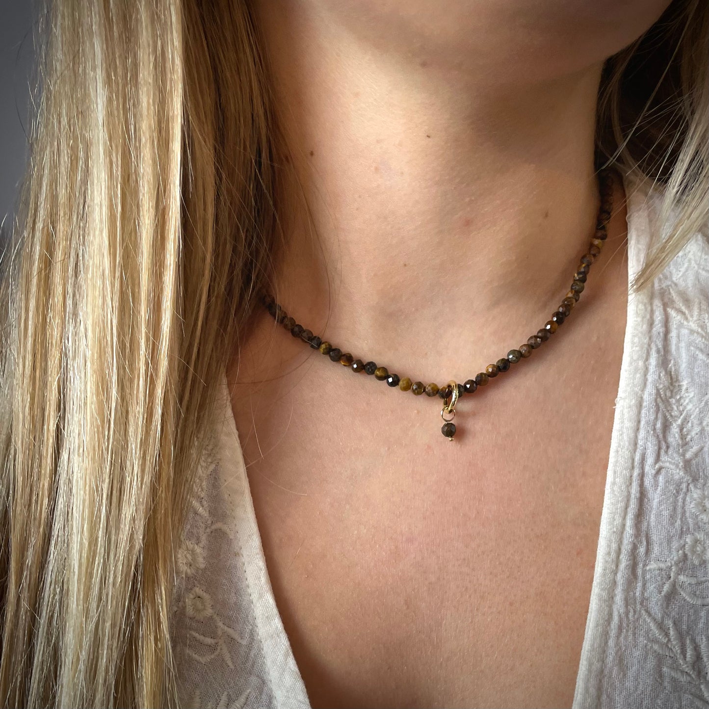 Halskette Tigerauge Stark S(t)ein mit 4mm facettierten Perlen und goldenem Anhänger