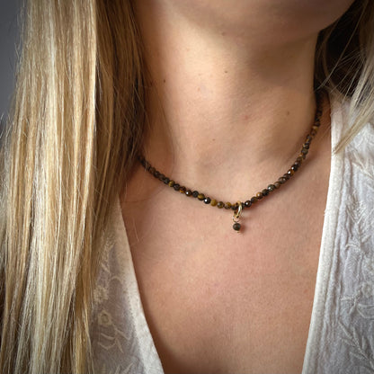 Halskette Tigerauge Stark S(t)ein mit 4mm facettierten Perlen und goldenem Anhänger