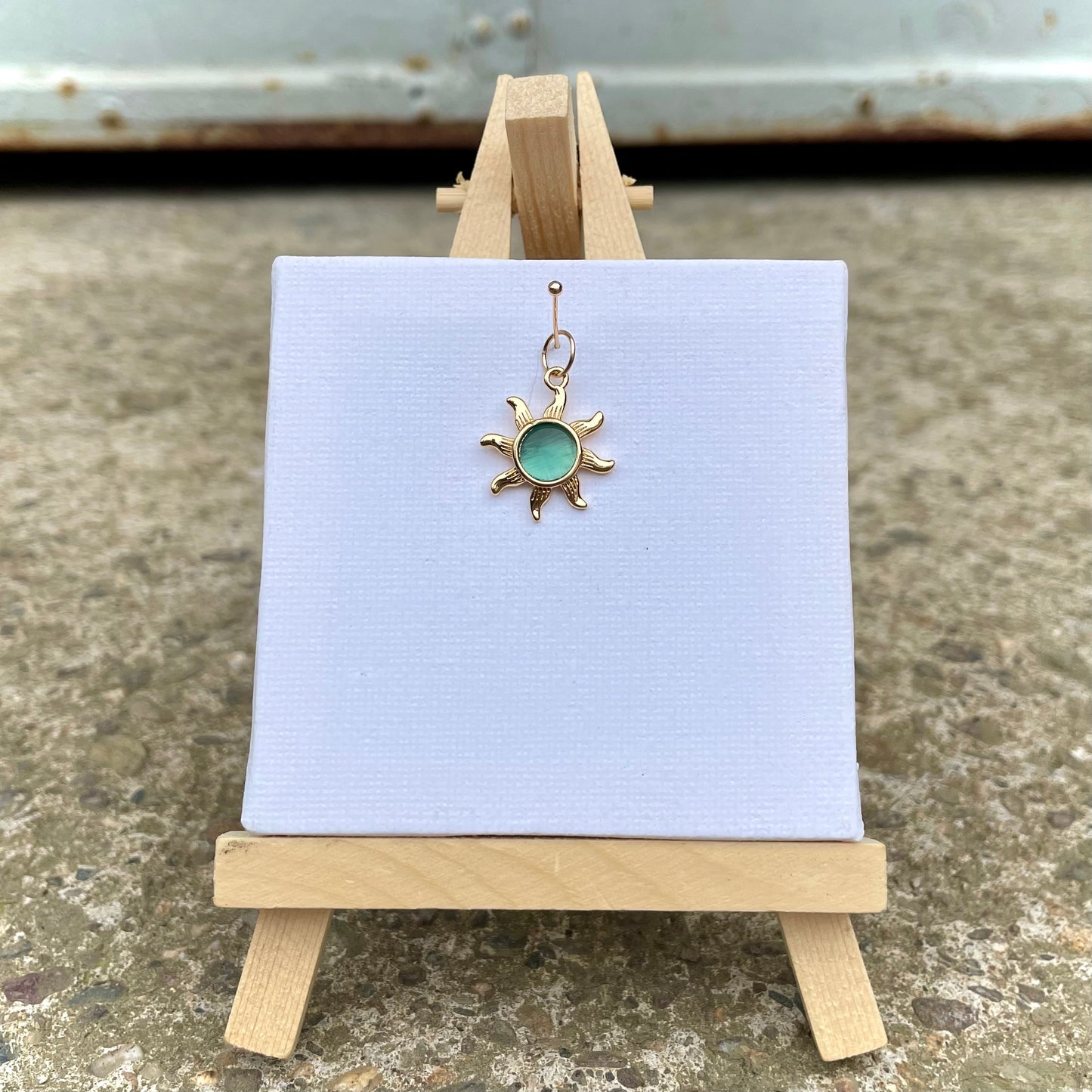 Charm -Sonne mit grünem Stein- Gold