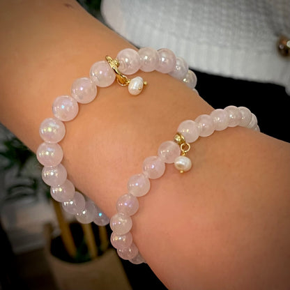 --Armband Rosenquarz "Verbunden S(t)ein" mit 6 mm Perlen und kleiner Süßwasserperle