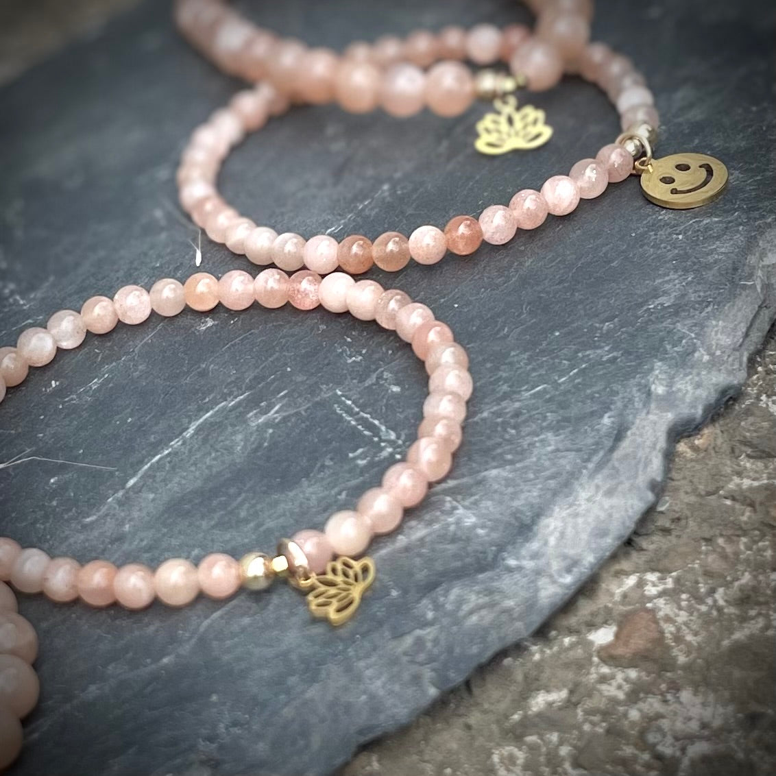 Armband Sonnenstein „Positiv S(t)ein“ mit 4 mm Perlen und Anhänger