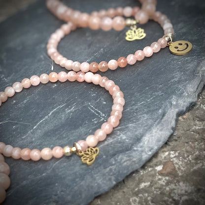 Armband Sonnenstein „Positiv S(t)ein“ mit 4 mm Perlen und Anhänger