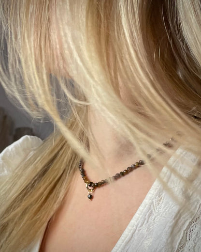 Halskette Tigerauge Stark S(t)ein mit 4mm facettierten Perlen und goldenem Anhänger