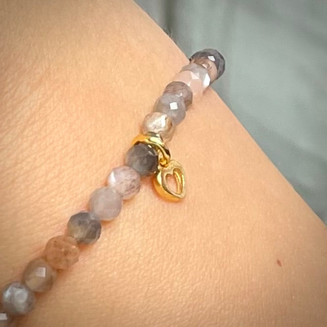 -Armband Mondstein "Ausgeglichen S(t)ein" 4mm Perlen facettiert