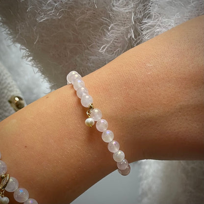 --Armband Rosenquarz "Verbunden S(t)ein" mit 6 mm Perlen und kleiner Süßwasserperle