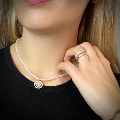 Kette Muschelkern mit 3 mm Perlen und Smile Anhänger 18k vergoldet