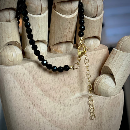 Halskette Onyx mit 4 mm facettierten Perlen und goldenem Anhänger