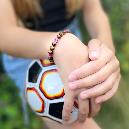 Armband Tigerauge „Mutmacher“ Kinder-Edition mit 6 mm Perlen und fröhlichem Gesicht