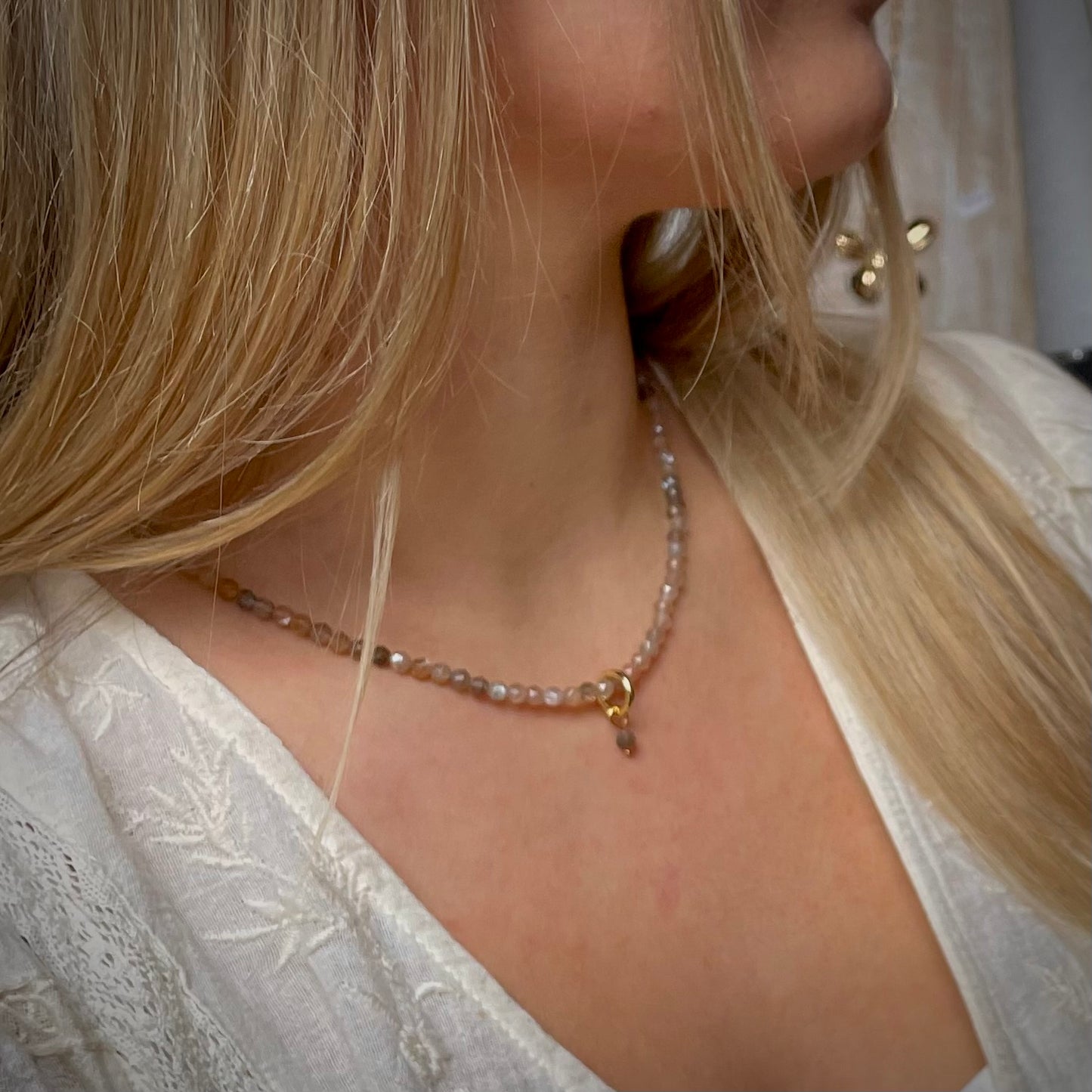 Halskette Mondstein mit 4 mm facettierten Perlen und goldenem Amhänger