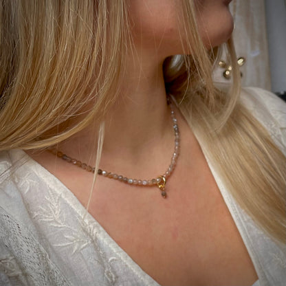 Halskette Mondstein mit 4 mm facettierten Perlen und goldenem Amhänger