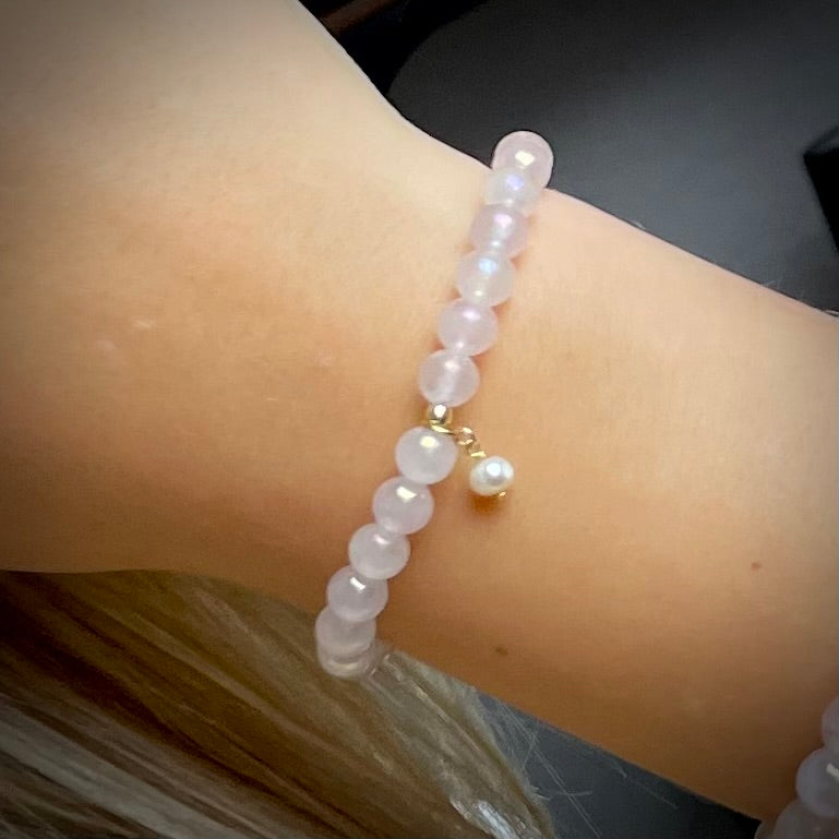 --Armband Rosenquarz "Verbunden S(t)ein" mit 6 mm Perlen und kleiner Süßwasserperle