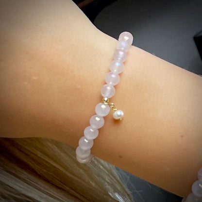 --Armband Rosenquarz "Verbunden S(t)ein" mit 6 mm Perlen und kleiner Süßwasserperle