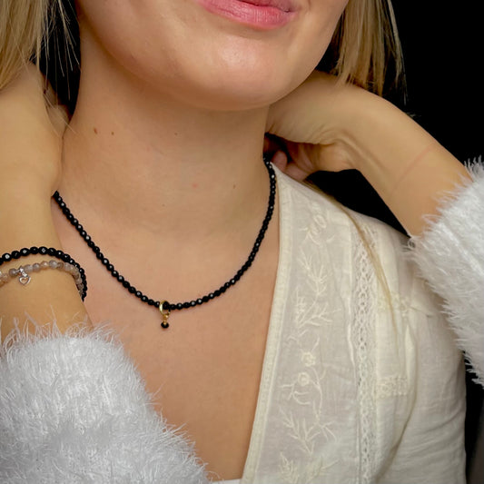 Halskette Onyx mit 4 mm facettierten Perlen und goldenem Anhänger