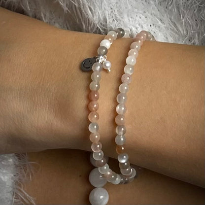 -Armband Mondstein "Ausgeglichen S(t)ein" doppelt mit 4 mm Perlen und zwei Anhängern