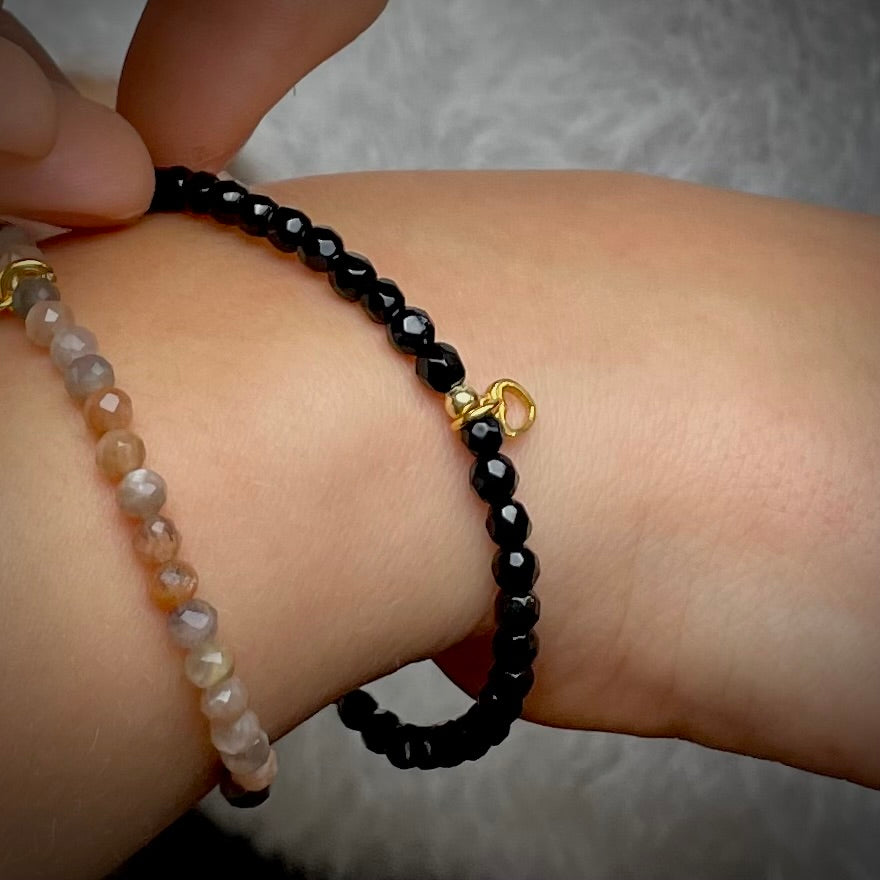 -Armband Onyx "Gelassen S(t)ein"  4 mm Perlen facettiert - Sterling Silber / Sterling Silber 24k vergoldet