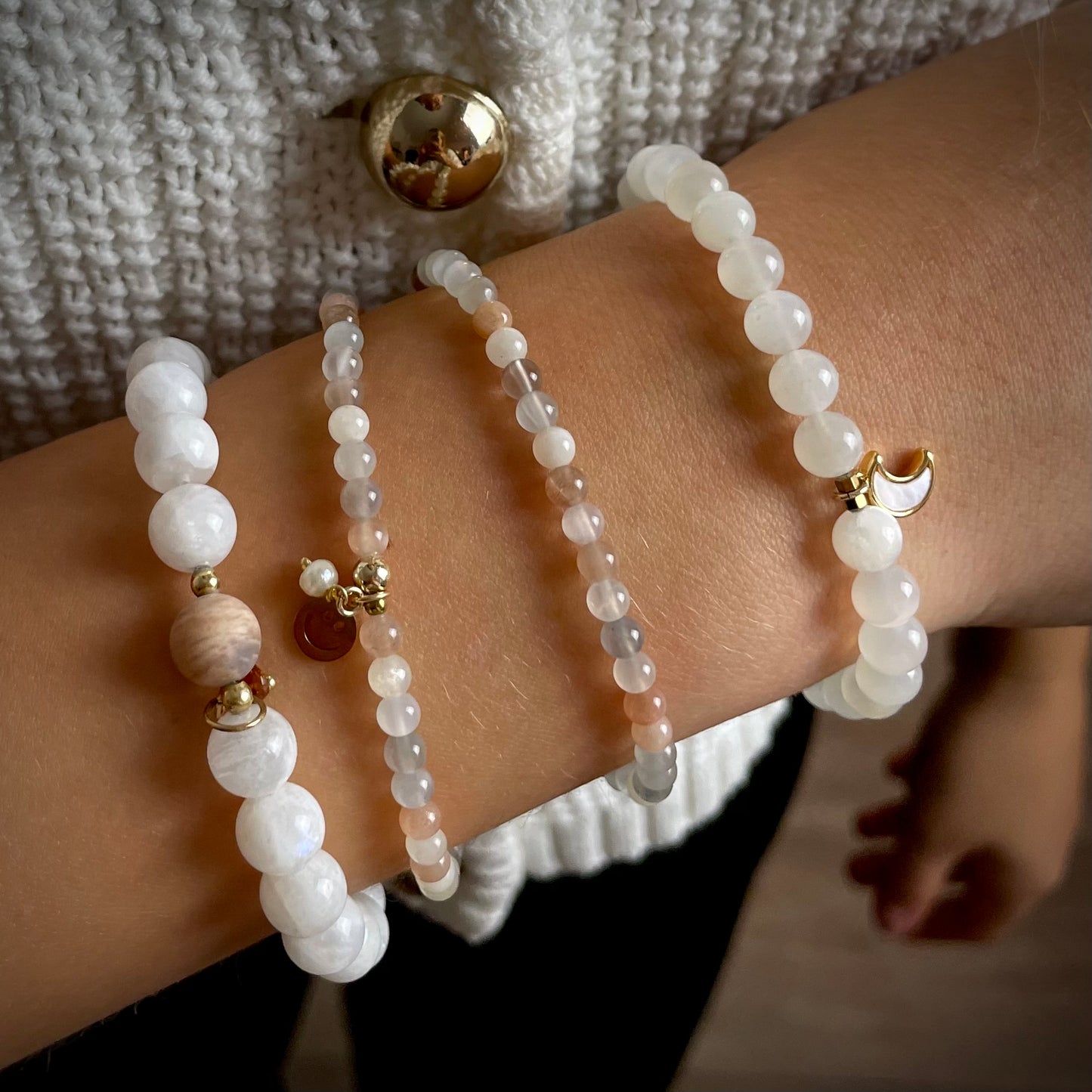 -Armband Mondstein "Ausgeglichen S(t)ein" doppelt mit 4 mm Perlen und zwei Anhängern