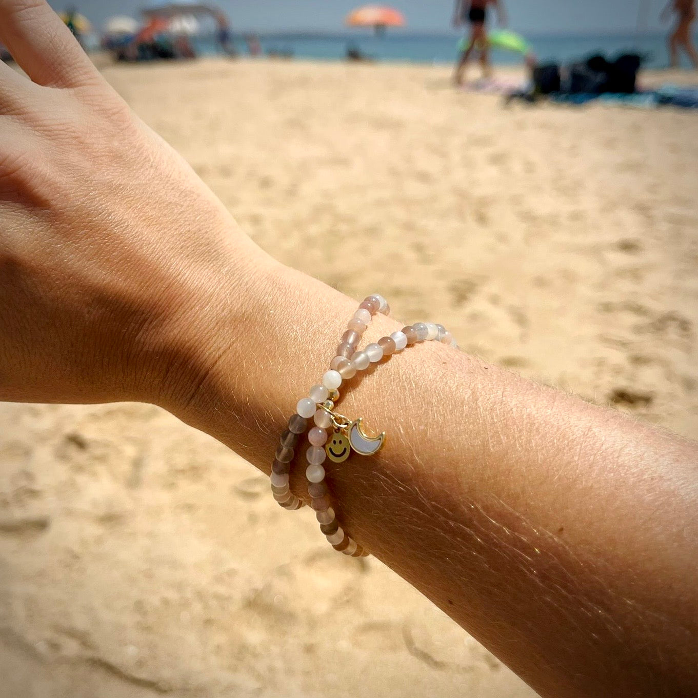 Armband Mondstein "Ausgeglichen S(t)ein" doppelt mit 4 mm Perlen und zwei Anhängern