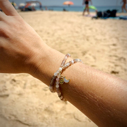 Armband Mondstein "Ausgeglichen S(t)ein" doppelt mit 4 mm Perlen und zwei Anhängern