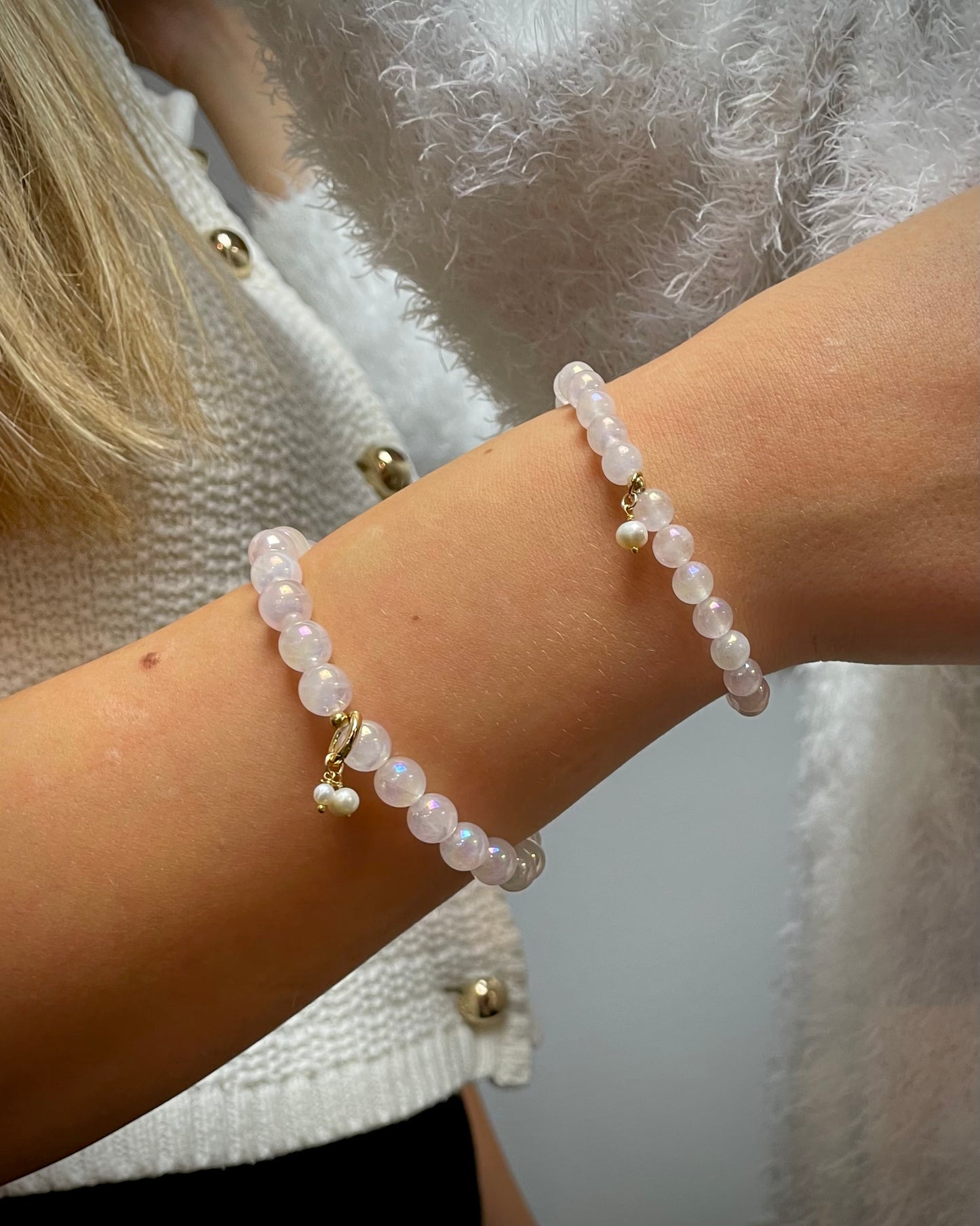 --Armband Rosenquarz "Verbunden S(t)ein" mit 6 mm Perlen und kleiner Süßwasserperle