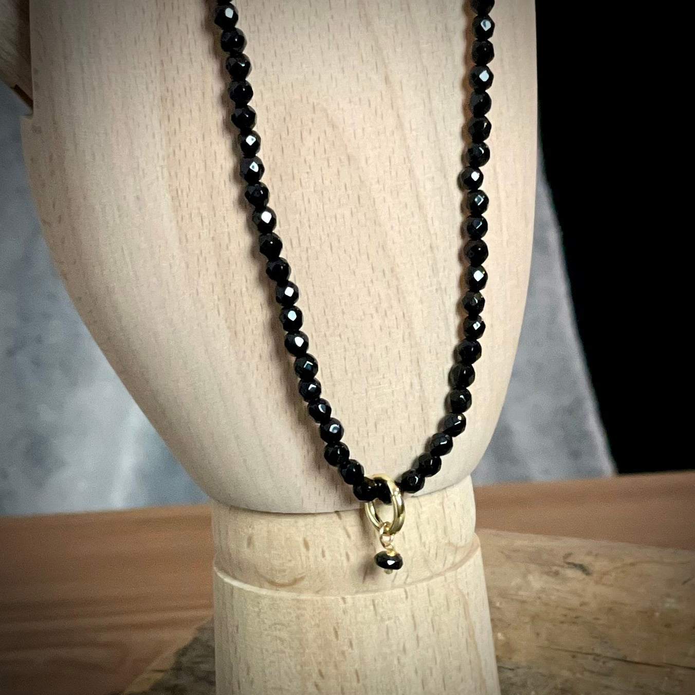 Halskette Onyx mit 4 mm facettierten Perlen und goldenem Anhänger