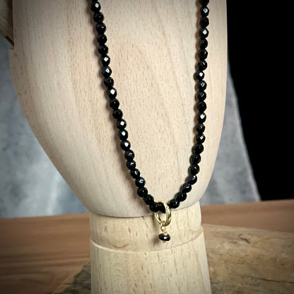 Halskette Onyx mit 4 mm facettierten Perlen und goldenem Anhänger