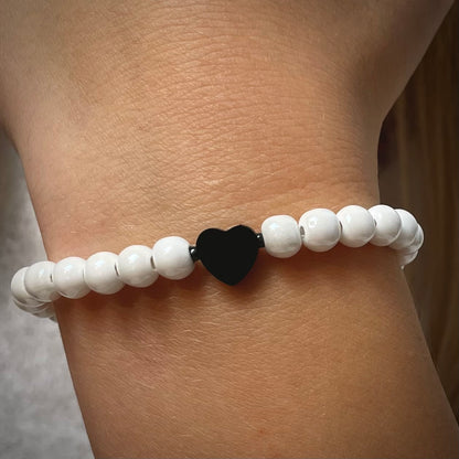 -Armband Keramik weiß mit 6 mm Perlen und schwarzem Herz aus Edelstahl